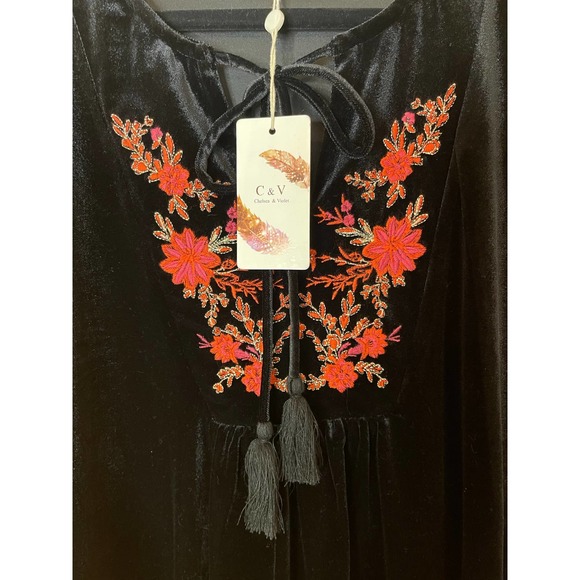 NWT Chelsea & Violet Black Velvet Embroidered Top Size Medium - Picture 3 of 5